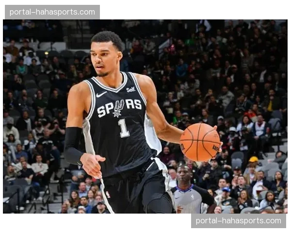 马刺团队篮球体系成熟，文班亚马吸引包夹后快速分球创造机会